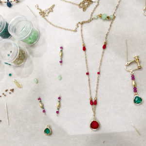 Offrir un atelier enfant : création d'un bijou