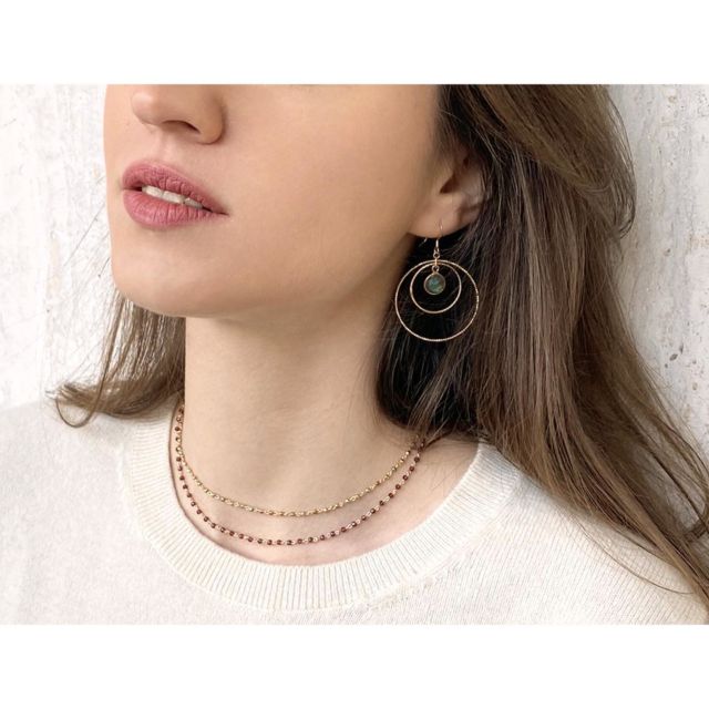 Le collier magnifique et les boucles d’oreilles glam, des basiques à avoir pour accessoiriser ses tenues ! ✨