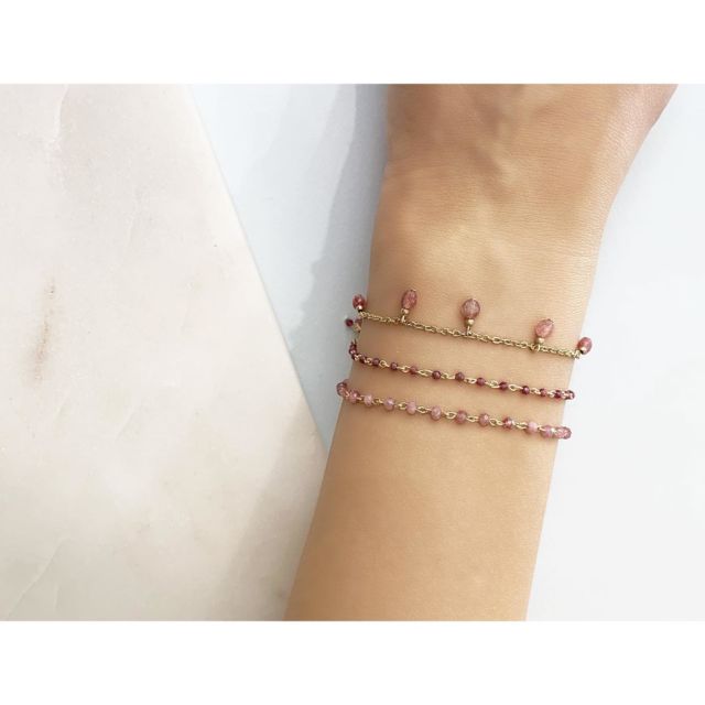 Tourmaline, rhodochrosite, grenat des pierres roses pour une rentrée tout en douceur ✨✨ #pierrenaturelle #faitmain #madeinfrance #bracelet #bijouxdorés #pierrerose